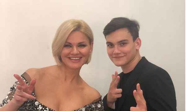 Сын-красавец Михаила Круга покоряет шоу-бизнес, отправляясь на гастроли вместе со знаменитой матерью