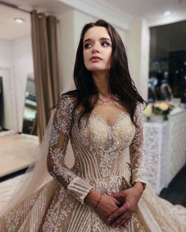 "Какая она красивая!": 20-летняя дочь певицы Славы показалась на публике в роскошном свадебном платье