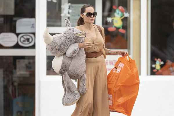 В мятом платье и без нижнего белья: папарацци поймали Анджелину Джоли за покупками в дешевом супермаркете