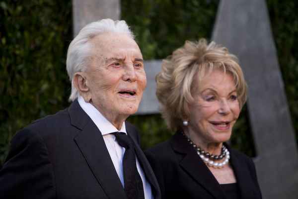 Вместе больше 65 лет: самая идеальная голливудская пара Кирк Дуглас и Энн Байденс поделилась секретом любви