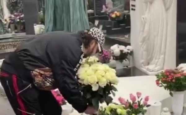 Почтил память легенды: Филипп Киркоров возложил на могилу Людмилы Гурченко огромный букет белых роз