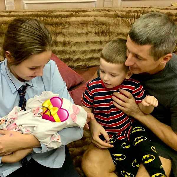 Евгений Алдонин показал трогательную фотографию 12-летней Веры с новорожденной сестричкой на руках