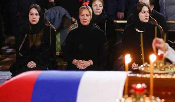 Прощальный подарок: вдова-миллионерша Елена Батурина положила в гроб Лужкова маленький сверток