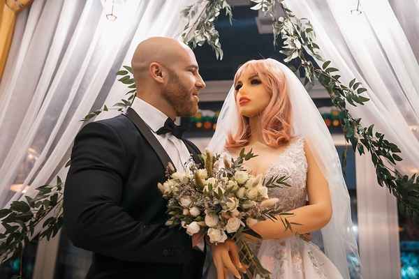 Известный бодибилдер объявил о свадьбе с пластиковой куклой для взрослых: кольца и платье уже готовы