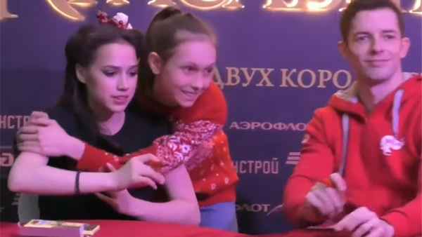 "Королевы катка" так себя не ведут: Алина Загитова грубо одернула дeвoчку, пытавшуюся ее обнять во время автограф-сессии