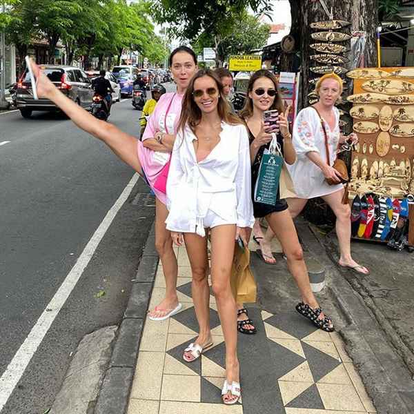 "Почему вас не смущает, что вы не одни": актриса Настасья Самбурская о российских туристах, отдыхающих на Бали