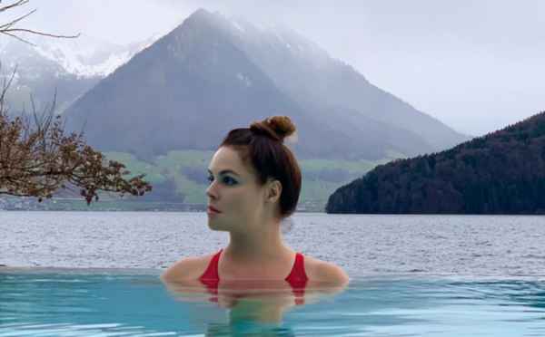 "Богиня горного озера": 60-летняя телеведущая Екатерина Андреева показала точеную фигуру в купальнике
