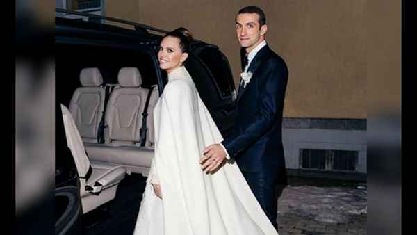 Платье от Valentino, русский стиль и британская принцесса: как прошла свадьба Дарьи Жуковой с греческим олигархом