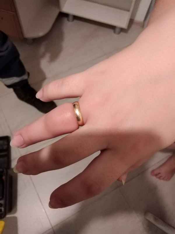 «Теперь уже точно развод?»: Полина Гагарина избавилась от обручального кольца и отписалась от мужа в социальной сети