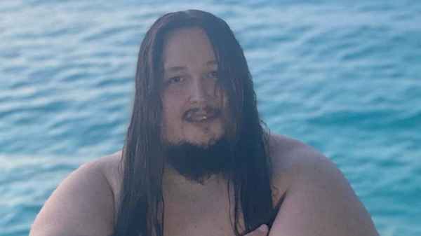 Страдающий ожирением сын Никаса Сафронова показал пародийные пляжные фото: "Людям нравится мое тело"