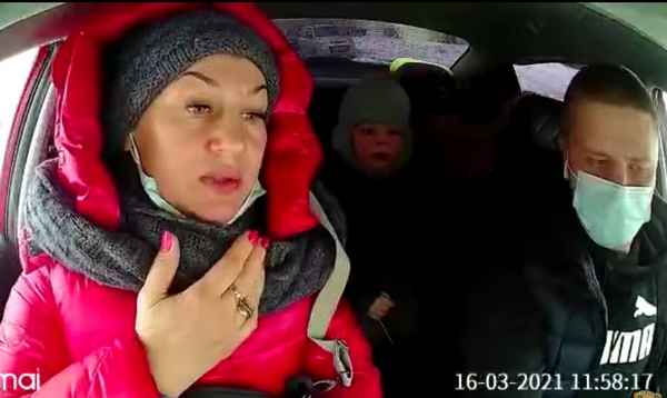 Мать с двумя детьми накинулась на водителя такси: пользователи активно обсуждают неприятную ситуацию на дороге