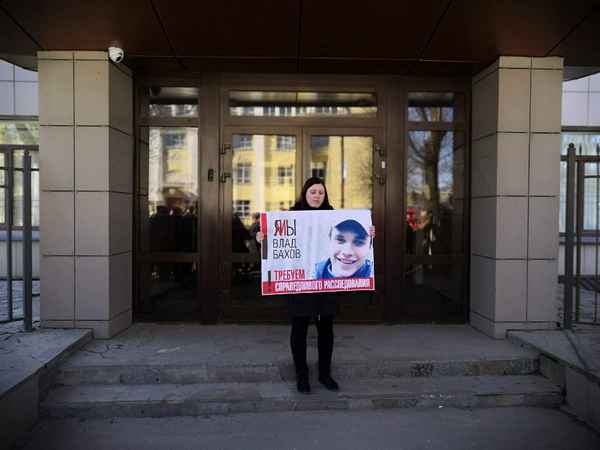 По всей стране россияне вышли пикеты «за честное расследование» дела Влада Бахова: родители парня ищут правды