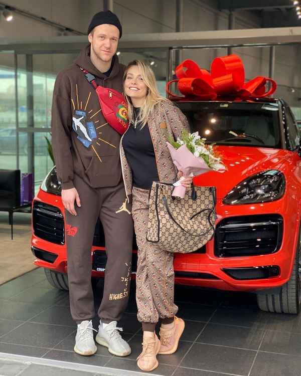 "Подарок настоящего мужика": новый муж бывшей Рыжего из "Иванушек" преподнес ей в день рождения роскошный автомобиль