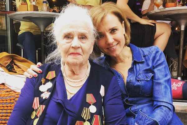 Естественной красотой этих женщин можно любоваться бесконечно: Ксения Алферова показала фотографии мамы и бабушки