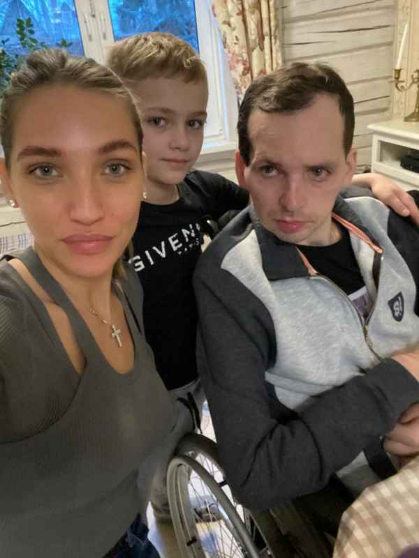Слезными молитвами матери: звезда сериала «Клуб» Алексей Янин смог встать на ноги после перенесенного инсульта и комы