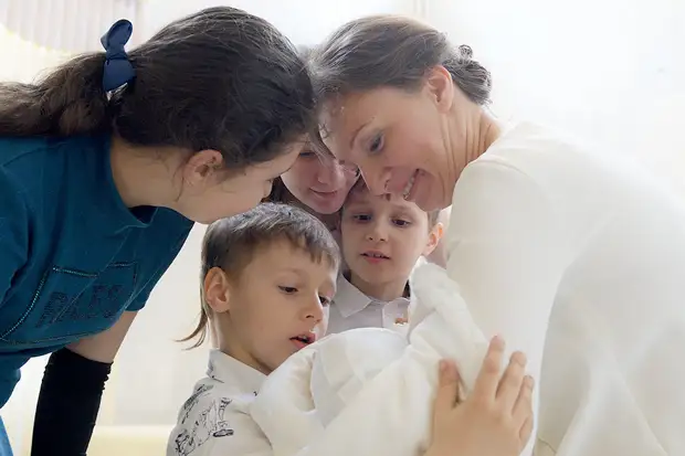 Детский омбудсмен Анна Кузнецова родила седьмого ребенка, а исполнители хита "Пчеловод" готовятся стать родителями