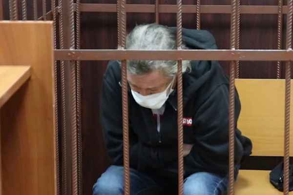 Ефремова отправили под домашний арест: артист разрыдался в зале суда, но прощения у семьи Захарова не попросил