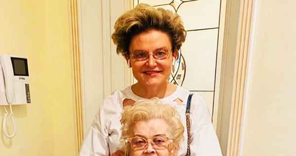 87-летняя мама Елены Малышевой две недели провела в реанимации, врачи сделали все, чтобы спасти жизнь