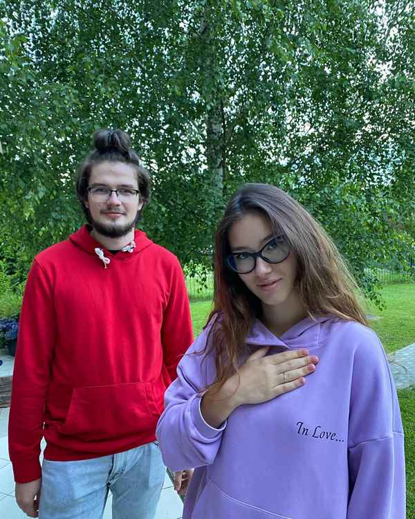 Дочь Бориса Немцова выходит замуж: 18-летняя Дина похвасталась помолвочным кольцом и показала жениха