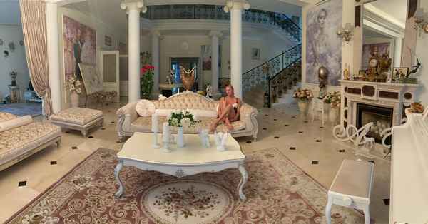 Мраморные лестницы и бархатная мебель: дочь Анастасии Заворотнюк показала интерьеры ее роскошного особняка