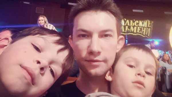 Жена Кирилла Емельянова выиграла суд по алиментам: звезда сериала "Кадетство" не хочет помогать сыновьям