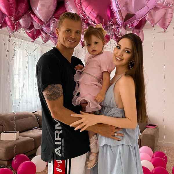В прелестном розовом платье: старшая дочь Дмитрия Тарасова выглядела на своем дне рождении как настоящая принцесса