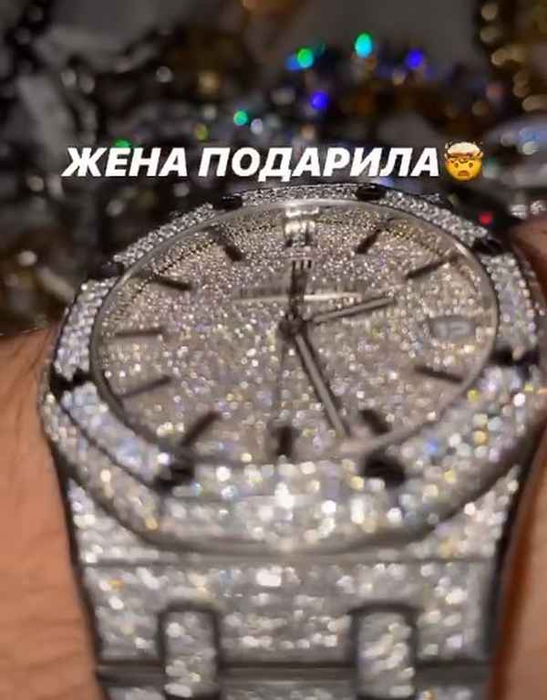 Часы с бриллиантами по цене московской квартиры: Настя Ивлеева не пожалела денег на подарок Элджею ко дню рождения