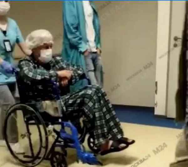Михаил Ефремов передвигается в инвалидной коляске: появилось эксклюзивное видео из Боткинской больницы