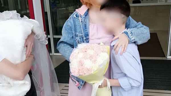 "Беременная от 10-летнего" школьница из Железногорска показала фигуру после родов и выписалась из роддома
