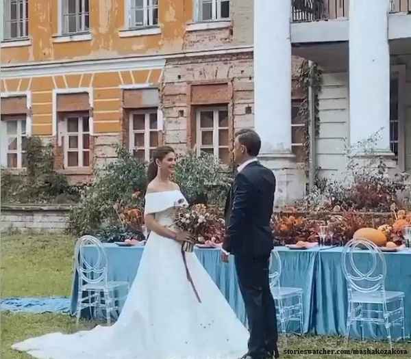 27-летняя дочь Алены Яковлевой вышла замуж за артиста: новобрачные сыграли свадьбу в подмосковной усадьбе