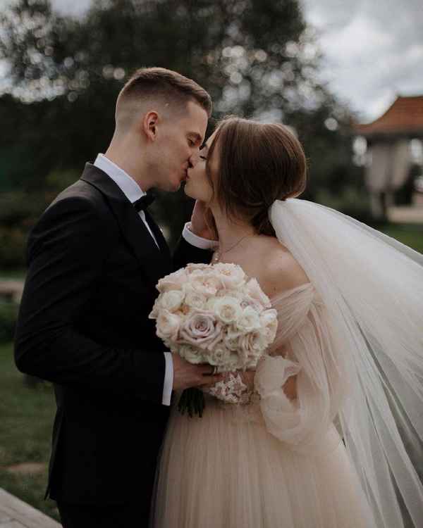 Певица Валерия поспешно женила сына: невеста в нежнейшем платье, роскошный банкет и танец под мамину песню