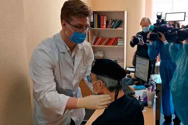 70-летний Михаил Боярский потерял сознание во время вакцинации: в сеть попали видеокадры из поликлиники