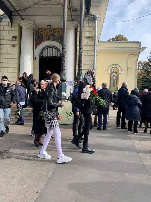 Дочь Владимира Конкина положили рядом с ушедшей от paка матерью: раздавленный горем отец едва стоял на ногах