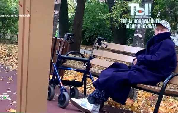 После инсульта Елена Кондулайнен не может ходить самостоятельно: передвигаться с ходунками помогает сиделка