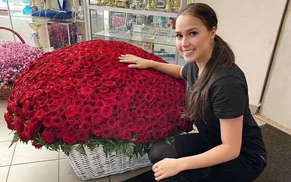 Поклонник одарил Алину Загитову шикарным букетом из 1001 розы: фигуристка счастливо улыбалась в камеру