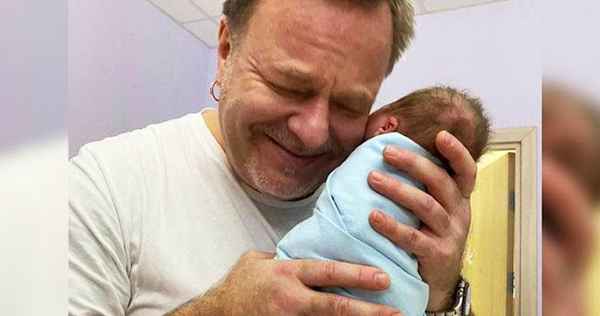 К этой фотографии нечего добавить: 52-летний Владимир Пресняков заплакал, взяв на руки новорожденного сына
