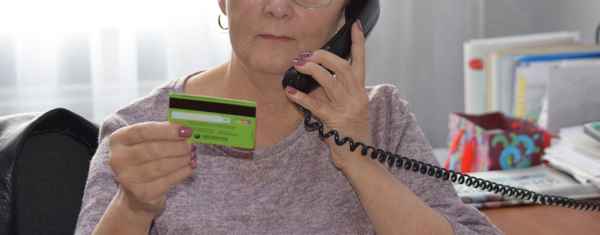 85-летняя мама Николая Фоменко попалась в ловушку телефонных аферистов: с банковской карты исчезли деньги