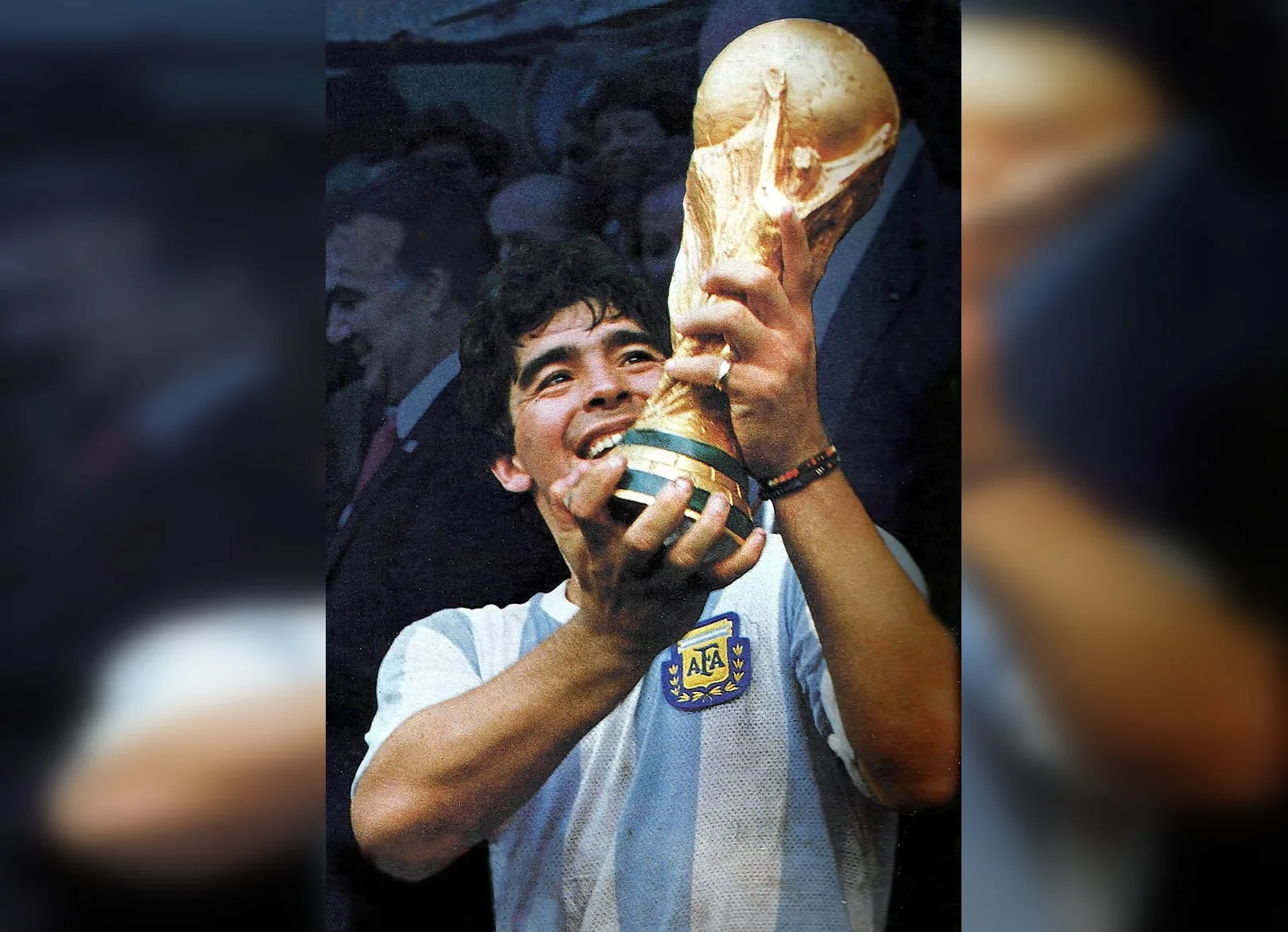 "Мир потерял легенду": в 60-летнем возрасте ушел лучший футболист двадцатого века аргентинец Диего Марадона
