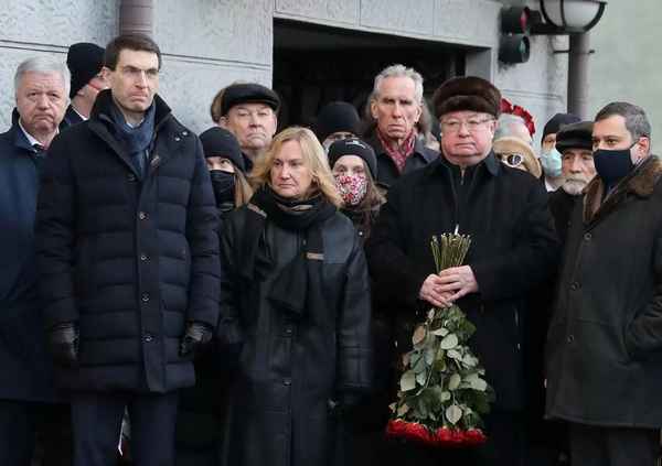 В честь Юрия Лужкова в Москве открыли мемориальную доску: вдова бывшего мэра Елена Батурина заметно похудела
