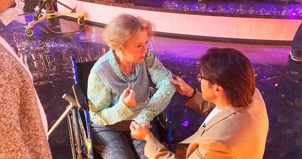 Валентина Талызина неожиданно встала с инвалидной коляски превозмогая боль ради исполнения песни