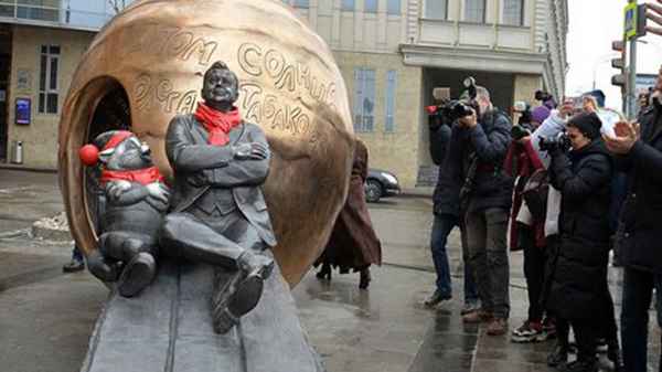Кот Матроскин и Атом Солнца: в центре столицы родные и друзья установили памятник Олегу Табакову