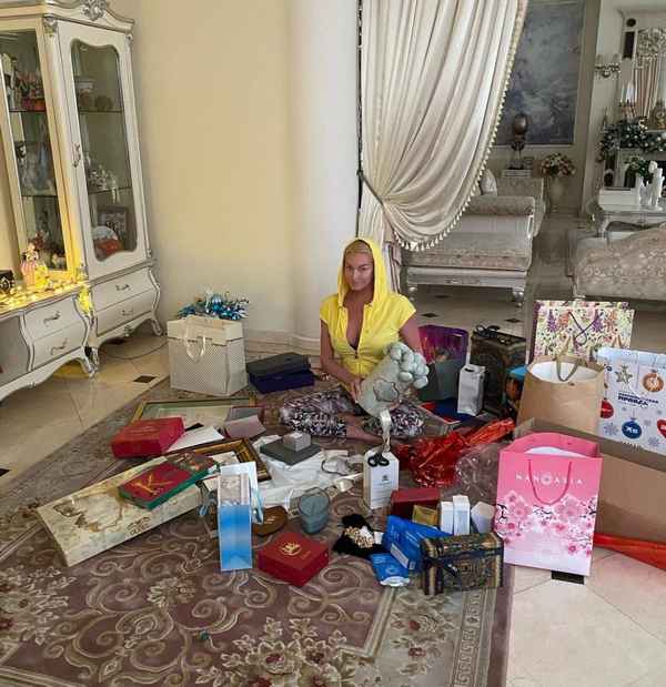 Анастасия Волочкова показала повзрослевшую дочь и гору подарков, но снова получила долю осуждения