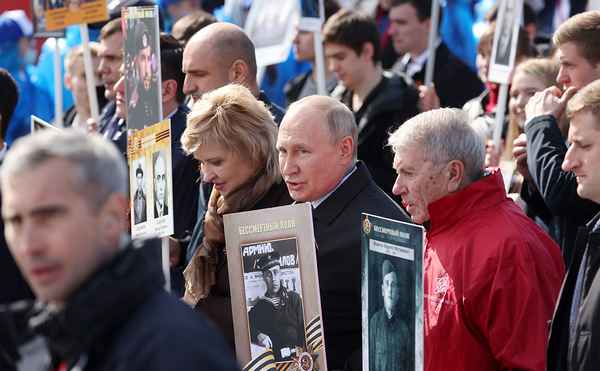 Названа причина ухода Василия Ланового, память сооснователя акции "Бесcмepтный полк" увековечат в Москве