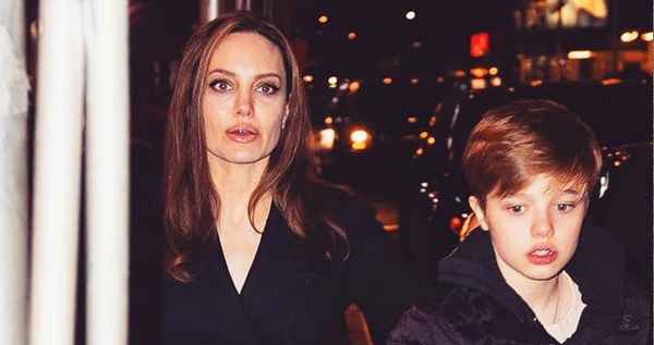 Анджелина Джоли заставила дочь отказаться от именитой фамилии Брэда Питта, считают зарубежные СМИ