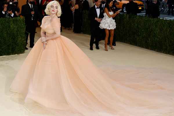 "Позолоченный гламур" на Met Gala-2022: Кардашьян в платье Мэрилин Монро и другие удивительные образы звезд