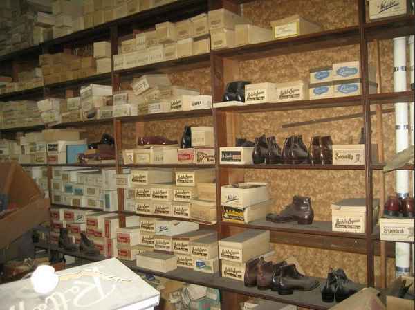 Сокровище для коллекционеров: мужчина обнаружил магазин обуви, закрытый более полувека назад
