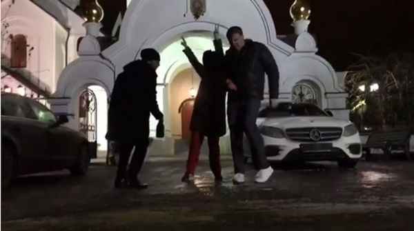Кандидат в президенты России Ксения Собчак вместе с мужем устроила танцы у входа в церковь