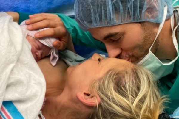 Счастливые Энрике Иглесиас и Анна Курникова впервые показали своих новорожденных детей