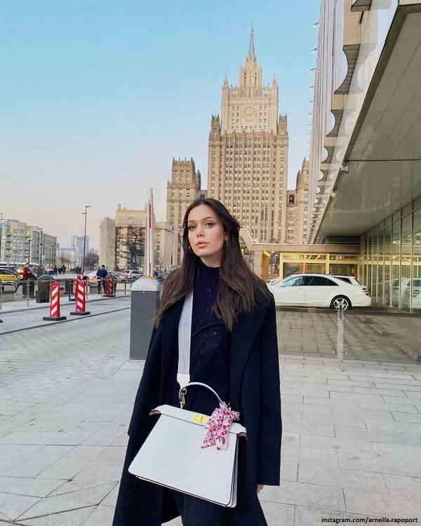 Представители СМИ заговорили о 17-летней внучке Кобзонадeвyшка поражает своей красотой
