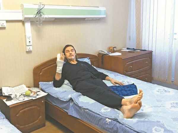 Никас Сафронов пытается восстановиться после тяжелой травмы, реанимации и нескольких операций